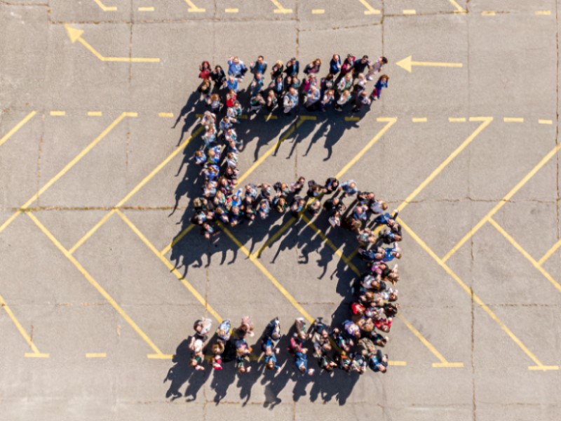 Grupo de personas formando un 5